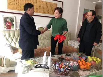 敦煌種業(yè)領(lǐng)導(dǎo)看望慰問(wèn)公司老干部、老黨員及困難黨員職工