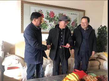 敦煌種業(yè)領(lǐng)導(dǎo)看望慰問(wèn)公司老干部、老黨員及困難黨員職工