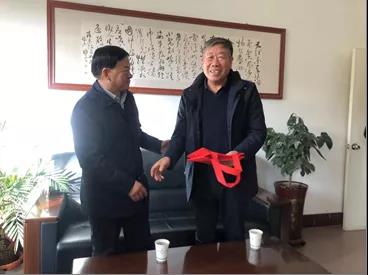 敦煌種業(yè)領(lǐng)導(dǎo)看望慰問(wèn)公司老干部、老黨員及困難黨員職工